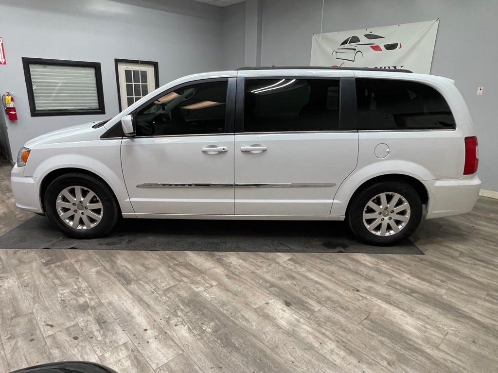 2015 Chrysler Town & Country Image 6