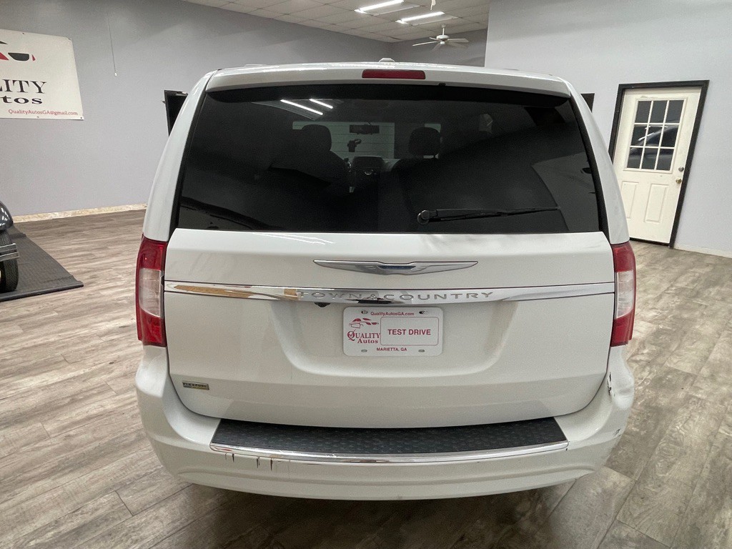 2015 Chrysler Town & Country Image 8