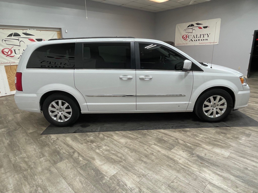2015 Chrysler Town & Country Image 9