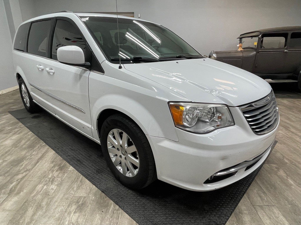 2015 Chrysler Town & Country Image 10
