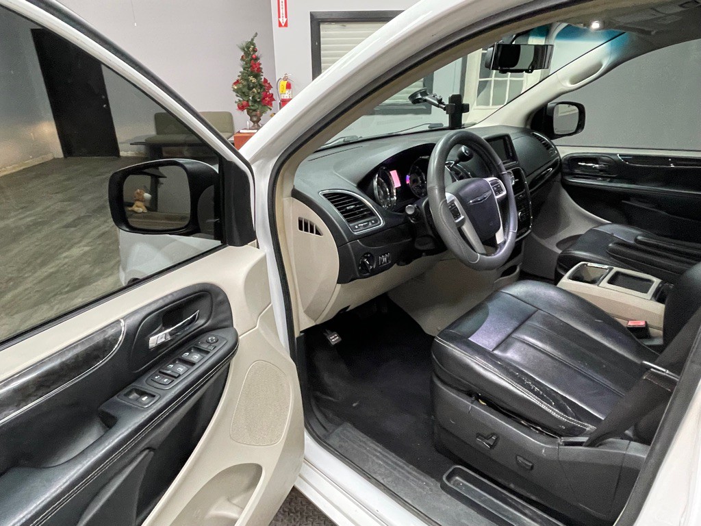 2015 Chrysler Town & Country Image 13