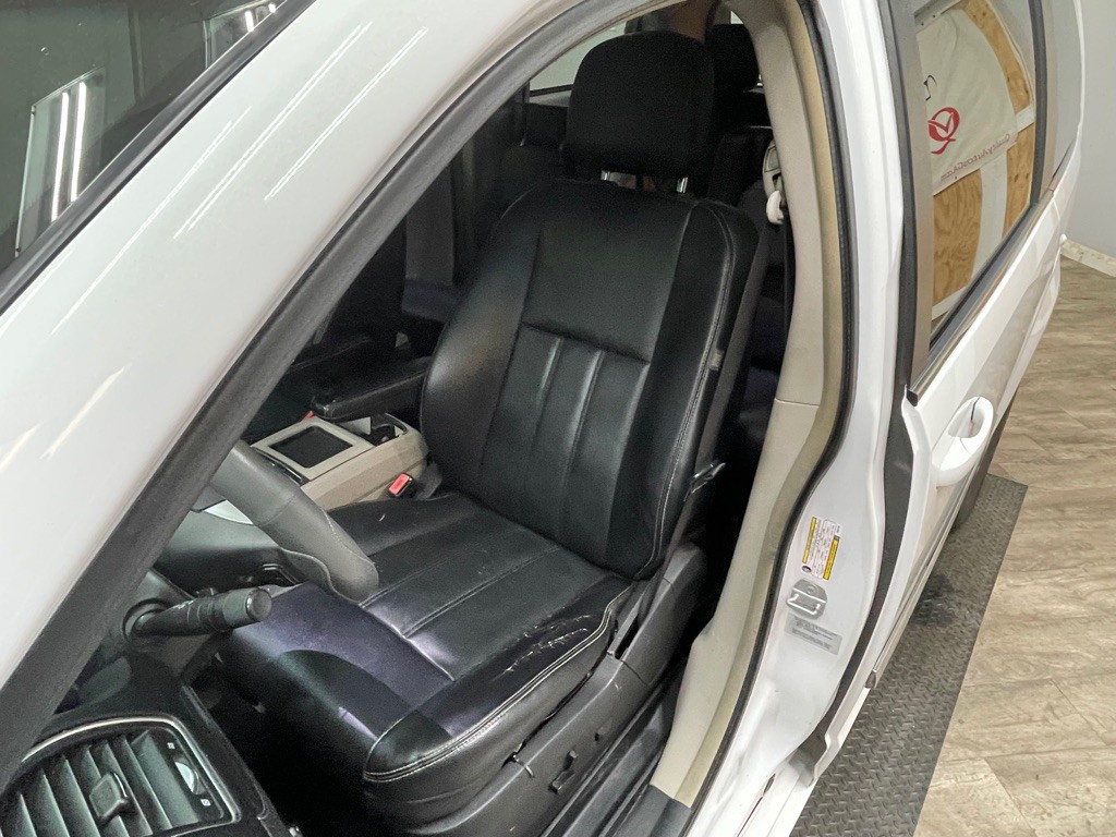 2015 Chrysler Town & Country Image 15