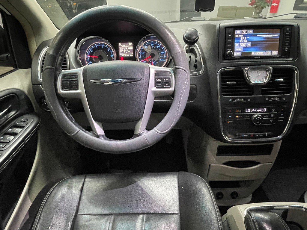 2015 Chrysler Town & Country Image 16