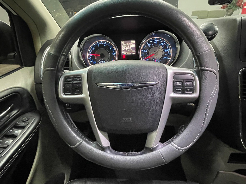 2015 Chrysler Town & Country Image 17