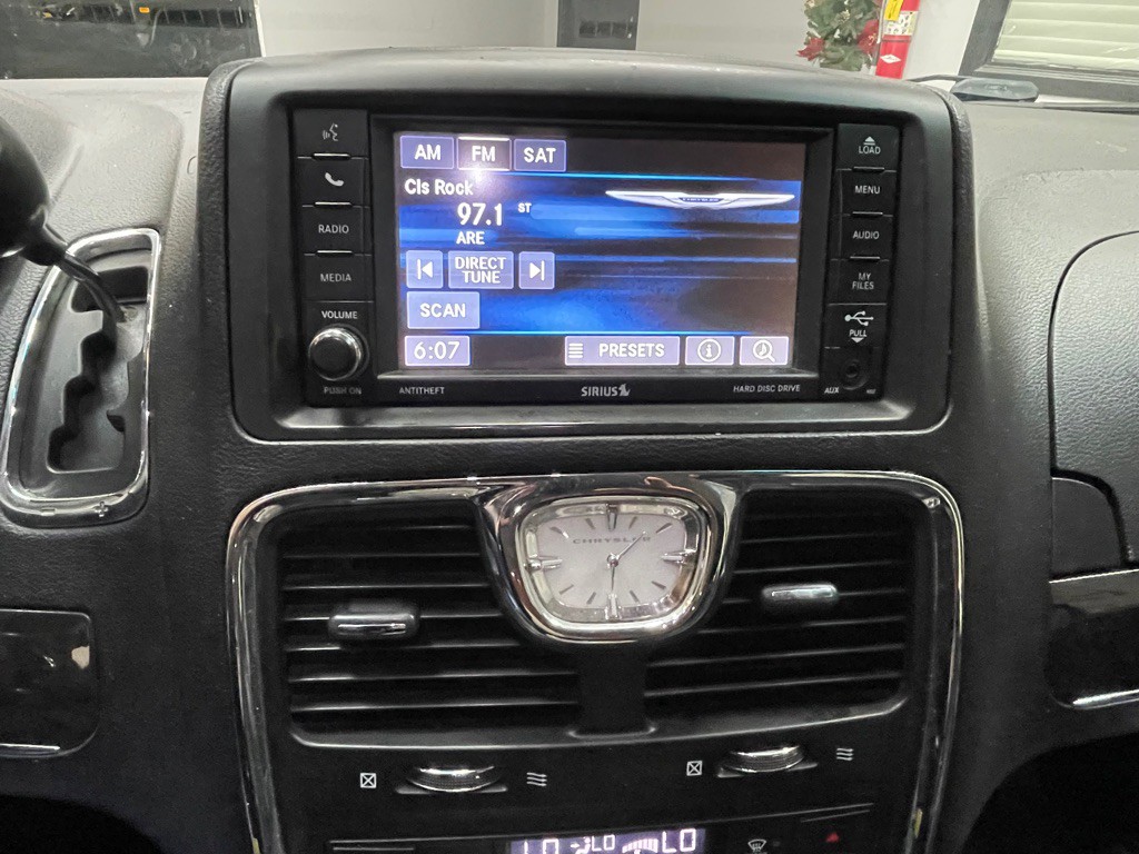 2015 Chrysler Town & Country Image 19