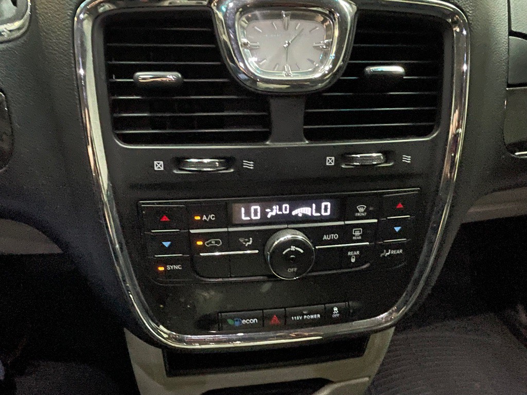 2015 Chrysler Town & Country Image 20
