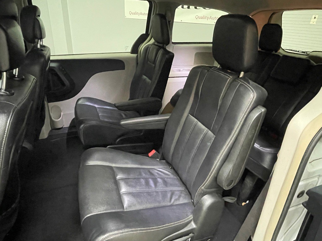 2015 Chrysler Town & Country Image 21