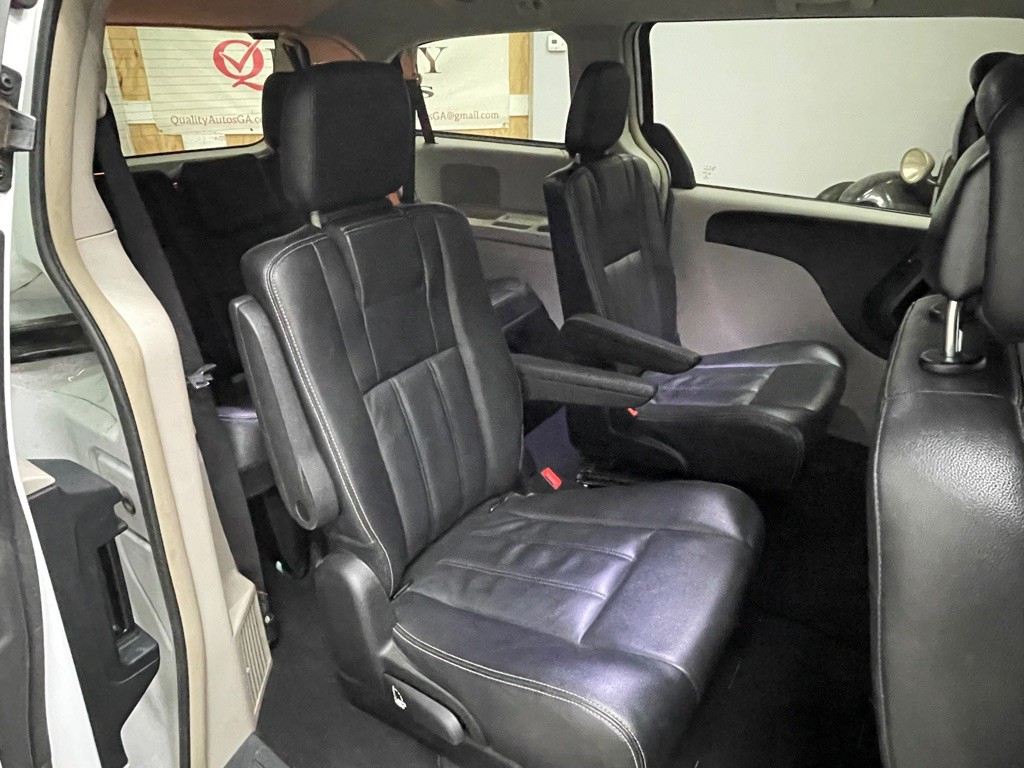 2015 Chrysler Town & Country Image 23