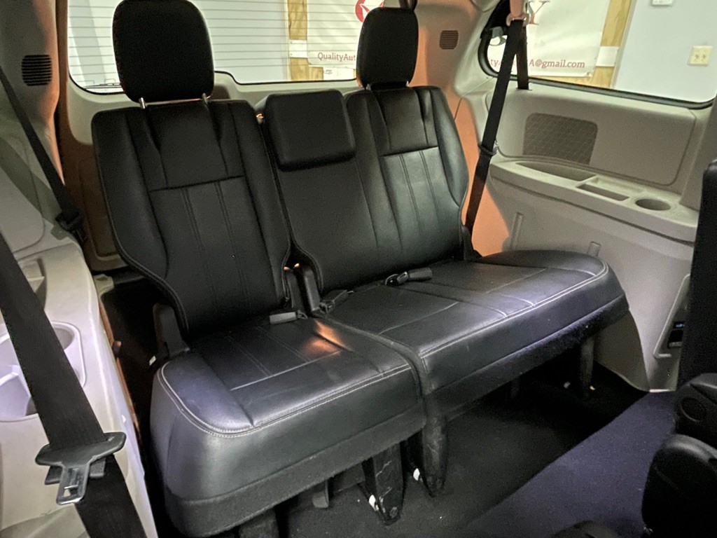 2015 Chrysler Town & Country Image 24