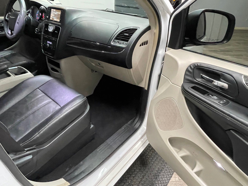 2015 Chrysler Town & Country Image 25