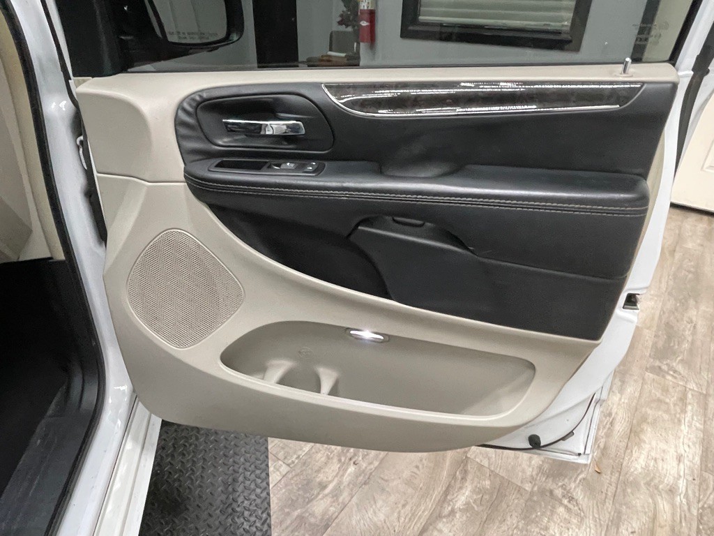 2015 Chrysler Town & Country Image 26
