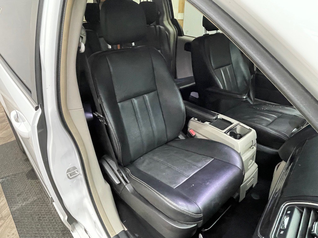 2015 Chrysler Town & Country Image 27