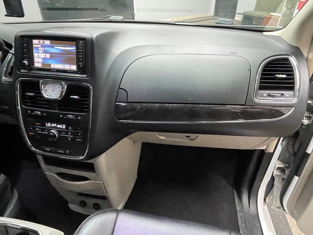 2015 Chrysler Town & Country Image 28