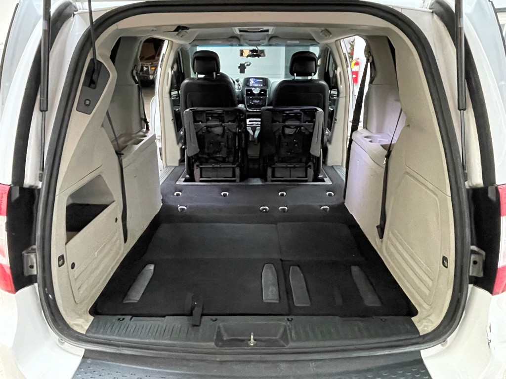 2015 Chrysler Town & Country Image 30
