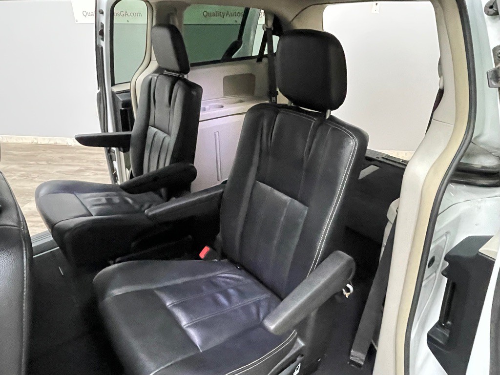 2015 Chrysler Town & Country Image 32