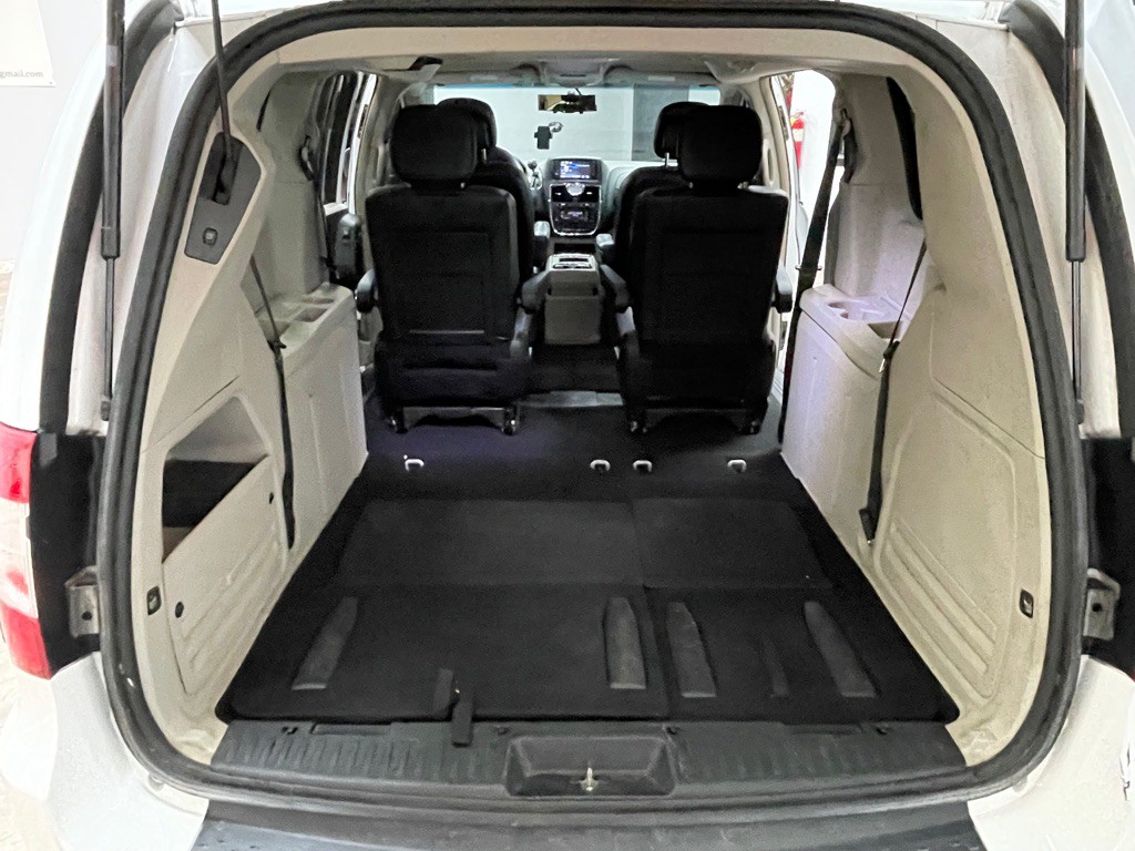 2015 Chrysler Town & Country Image 33