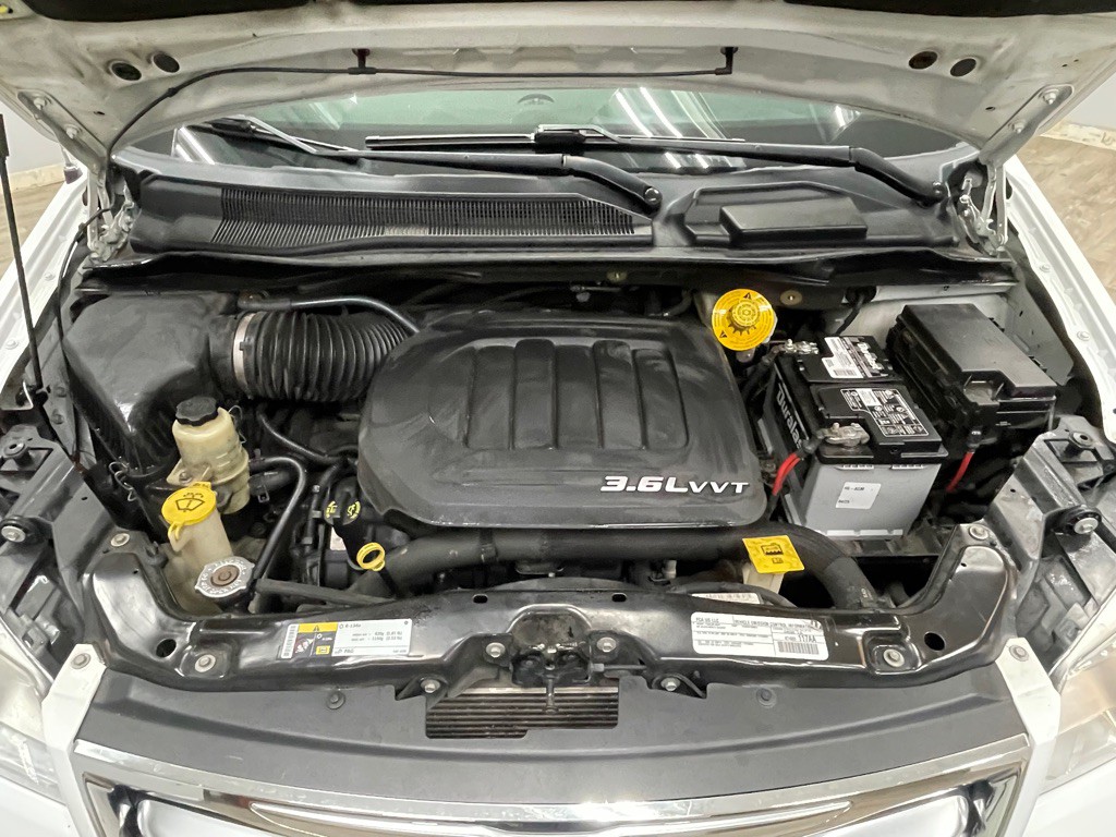 2015 Chrysler Town & Country Image 34