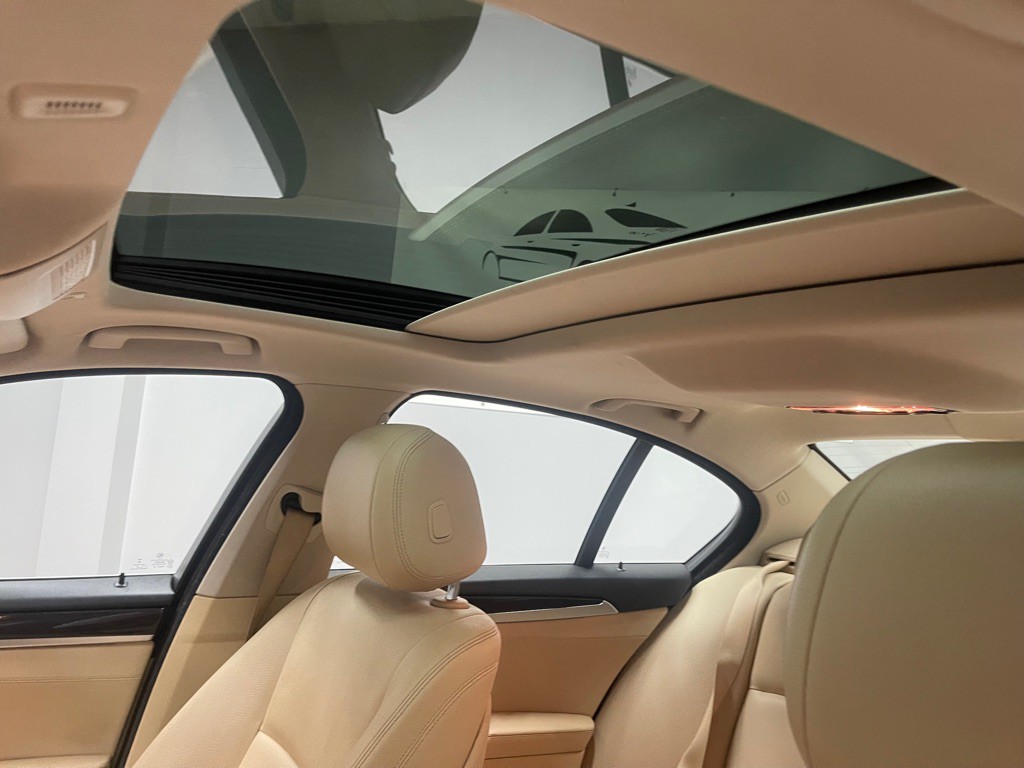 2015 BMW 5 Series Image 34