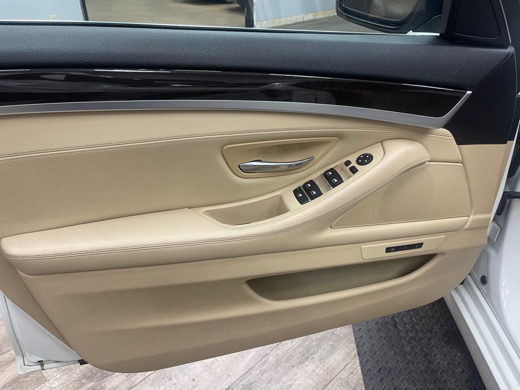 2015 BMW 5 Series Image 38