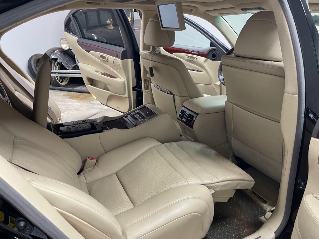 2009 Lexus LS Image 18