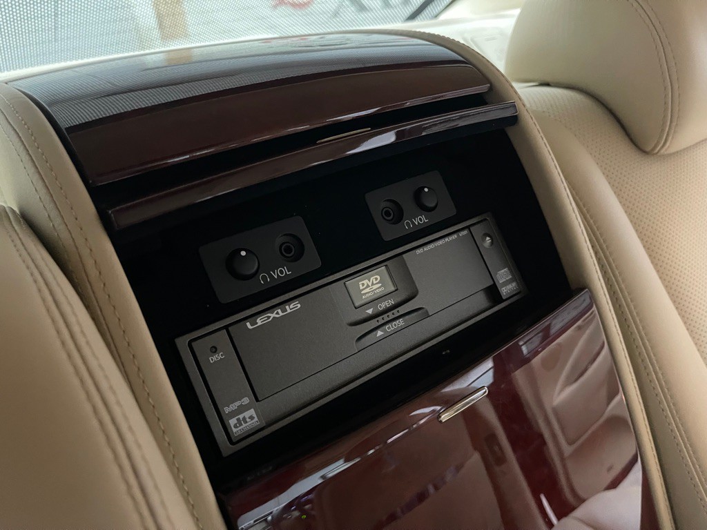 2009 Lexus LS Image 28