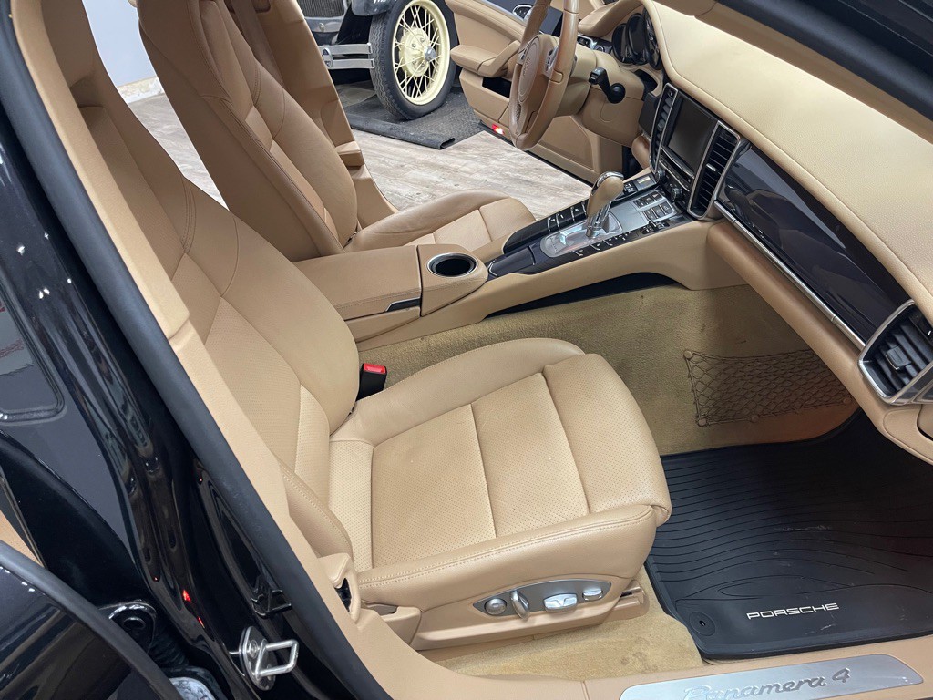2014 Porsche Panamera Image 18