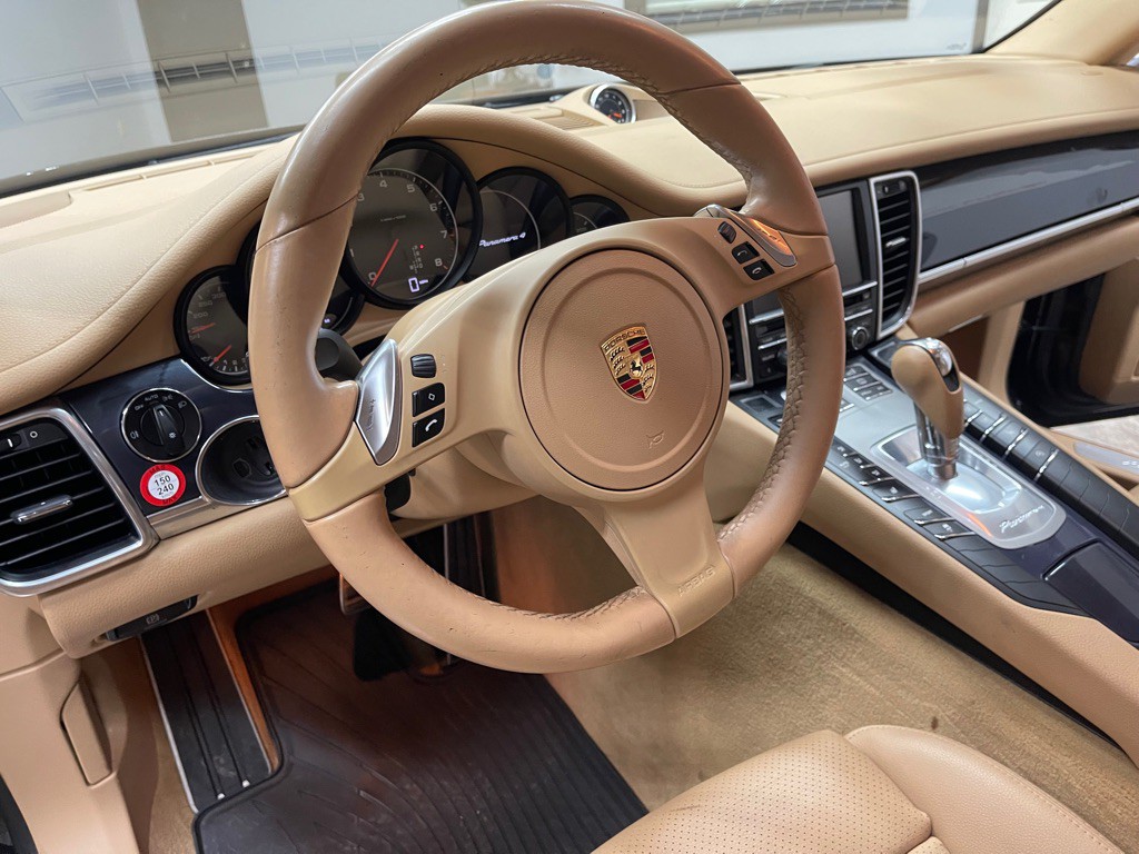 2014 Porsche Panamera Image 20