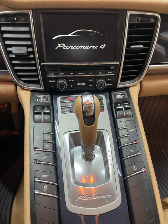2014 Porsche Panamera Image 21