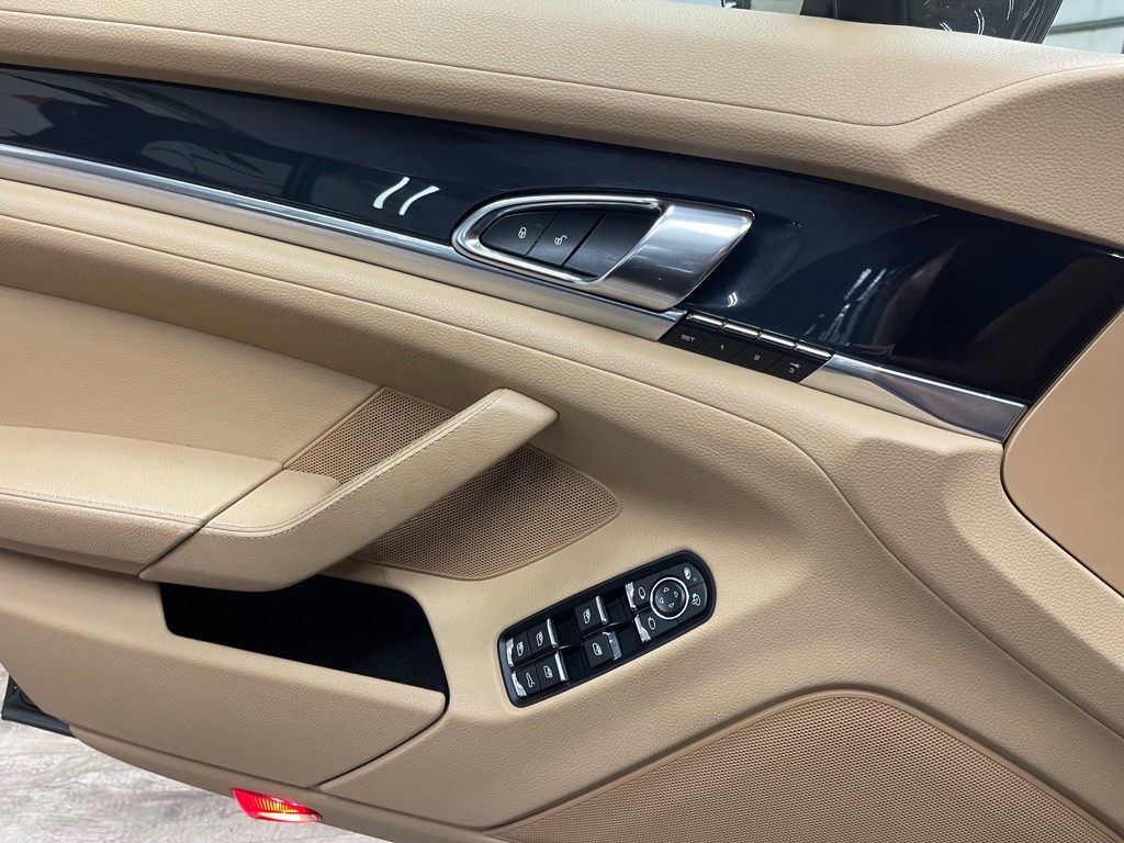 2014 Porsche Panamera Image 30