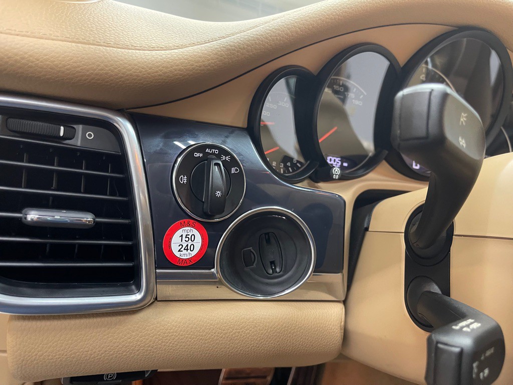 2014 Porsche Panamera Image 31