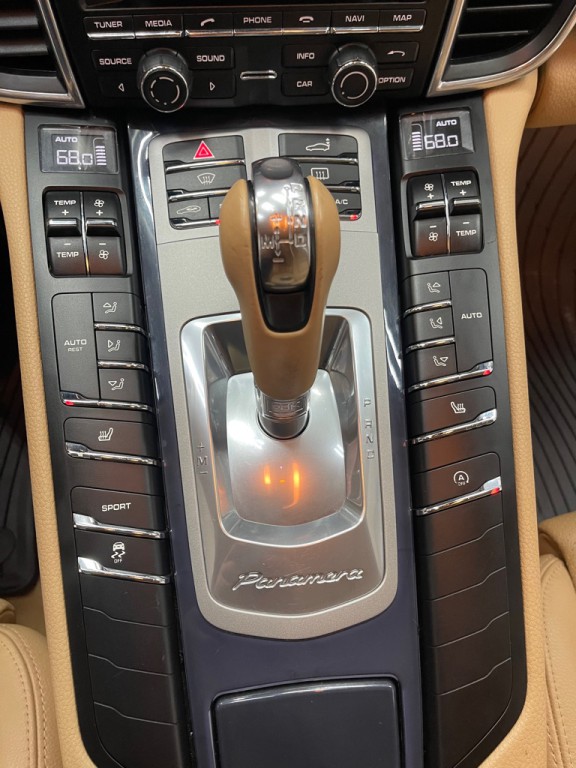 2014 Porsche Panamera Image 35