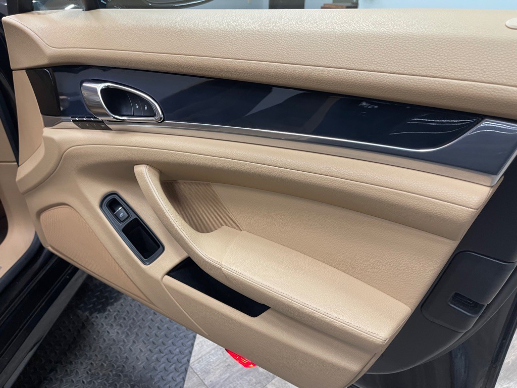 2014 Porsche Panamera Image 37