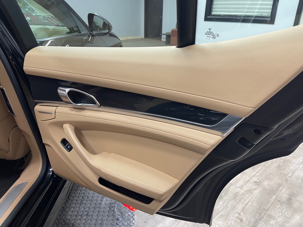 2014 Porsche Panamera Image 38