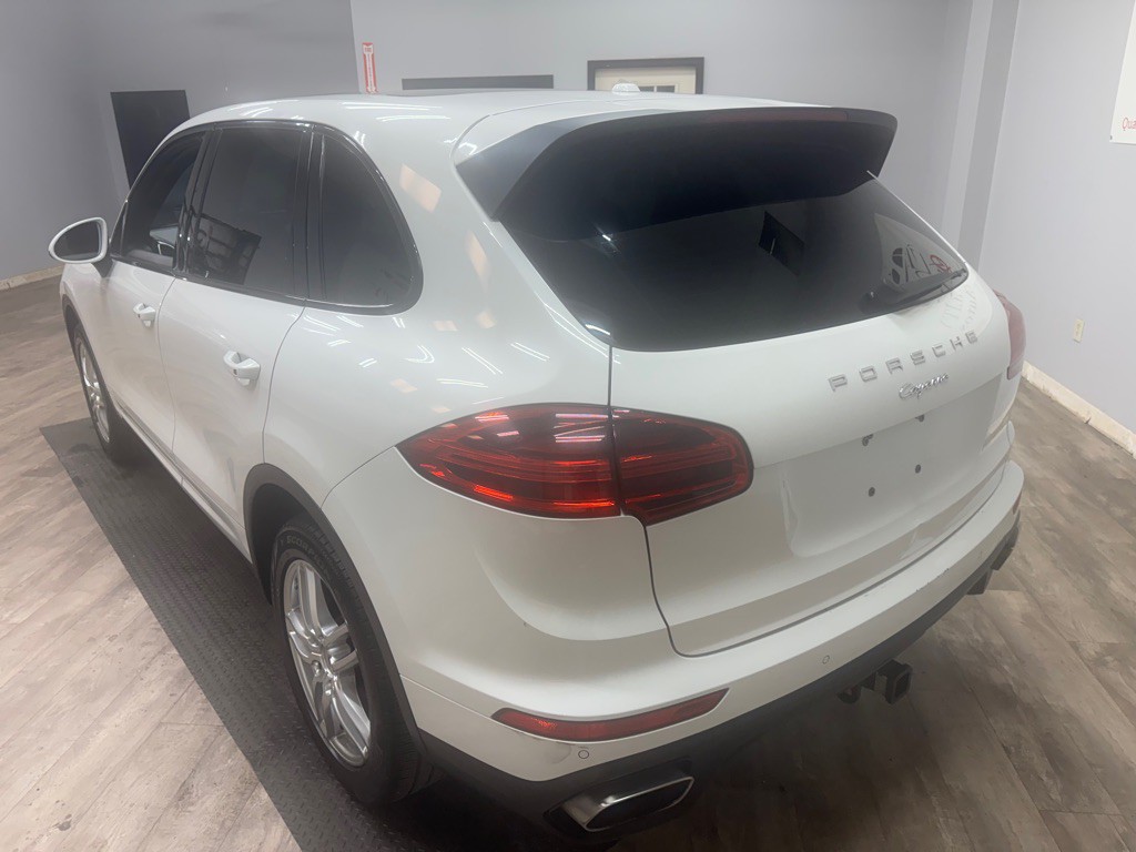 2016 Porsche Cayenne Image 2