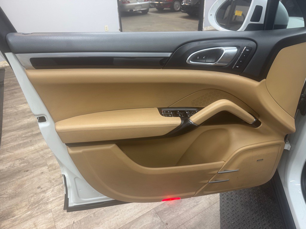 2016 Porsche Cayenne Image 24
