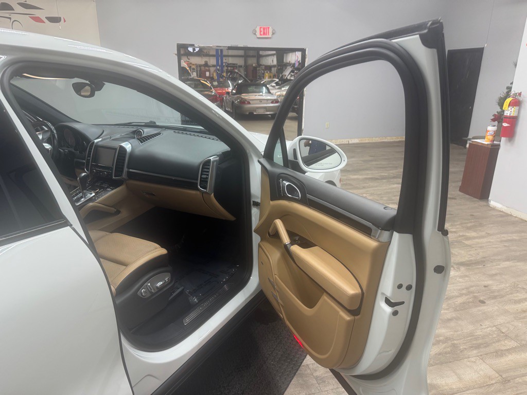 2016 Porsche Cayenne Image 34