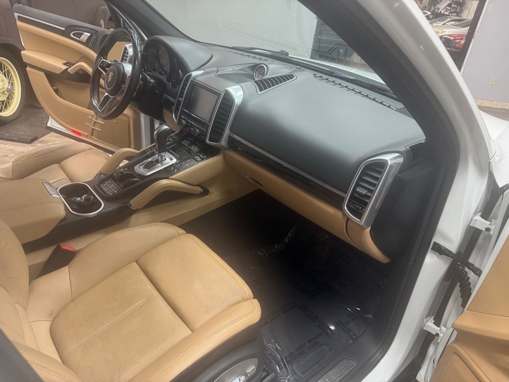 2016 Porsche Cayenne Image 37