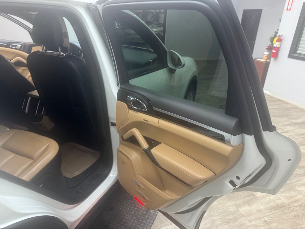 2016 Porsche Cayenne Image 38