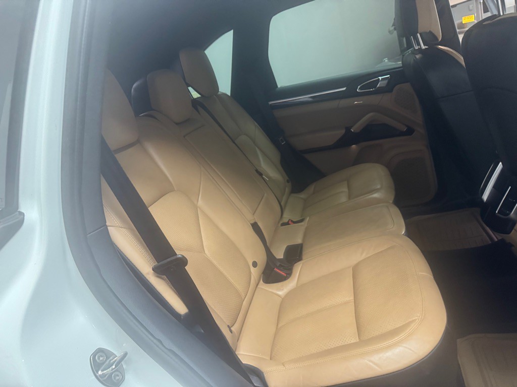 2016 Porsche Cayenne Image 40