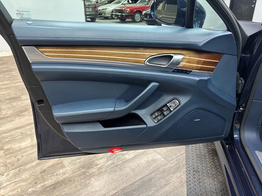 2012 Porsche Panamera Image 16