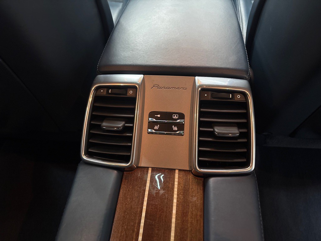 2012 Porsche Panamera Image 40