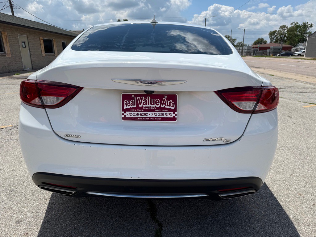 2016 Chrysler 200 Image 4