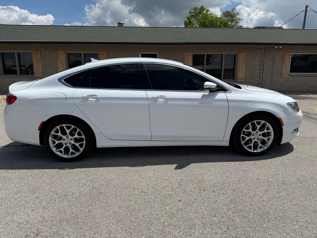 2016 Chrysler 200 Image 6