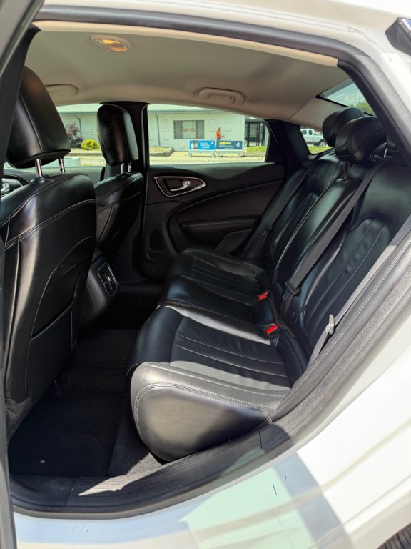 2016 Chrysler 200 Image 9