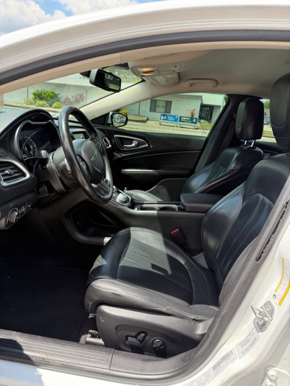 2016 Chrysler 200 Image 10