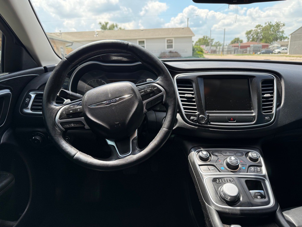 2016 Chrysler 200 Image 11