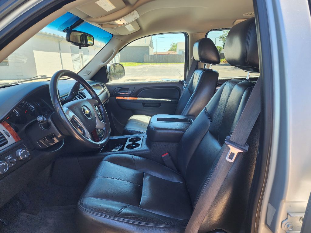 2012 Chevrolet Suburban Image 12