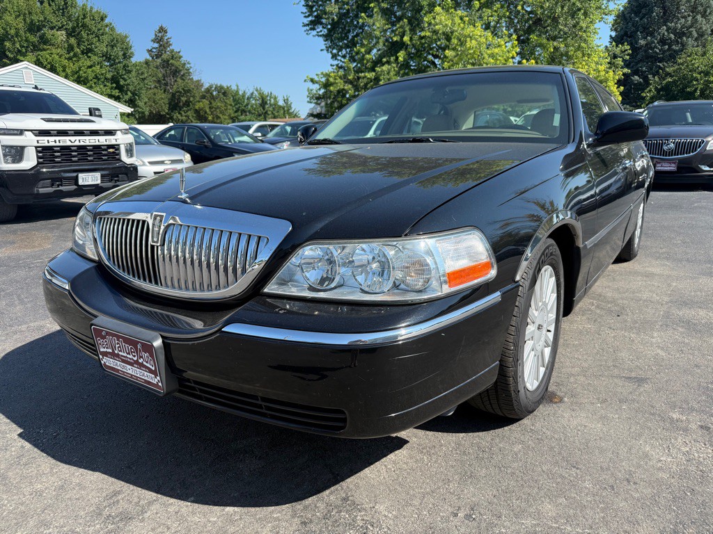 2005 Lincoln Town Car Image 1