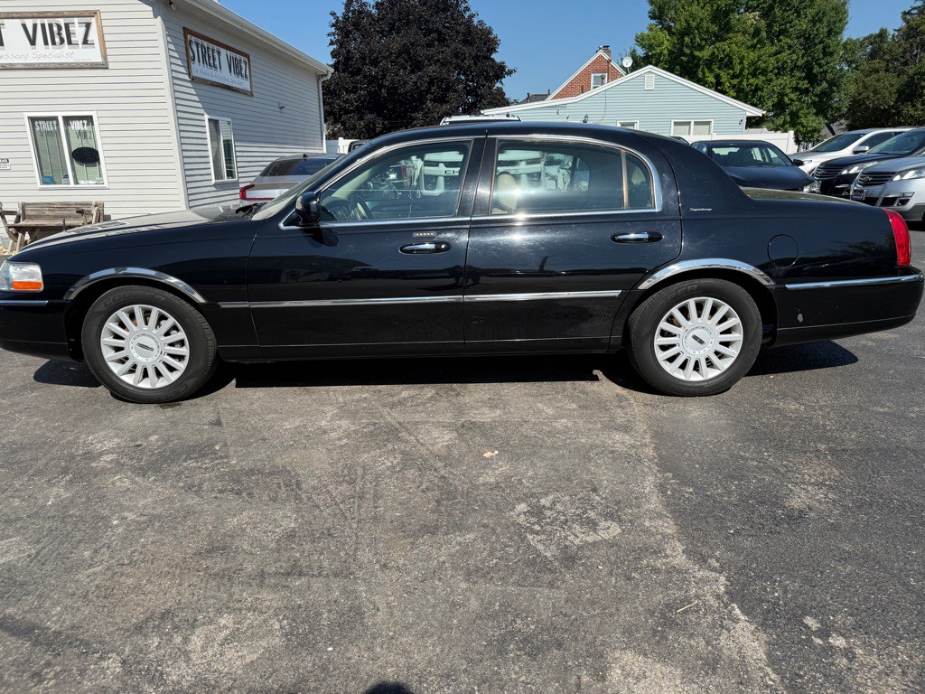 2005 Lincoln Town Car Image 2