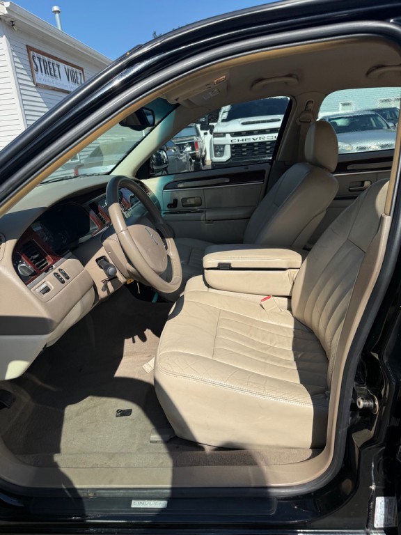 2005 Lincoln Town Car Image 10